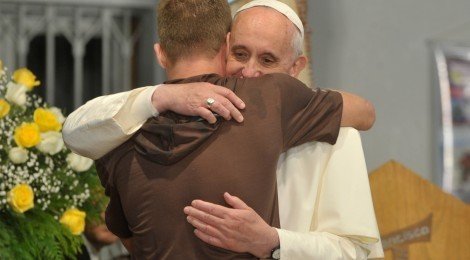 Papa Francisco abrazando a un joven 
