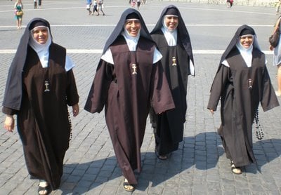 Carmelitas descalzas se trasladan de un lugar a otro