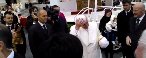 El papa Francisco intercambia su solideo con un sacerdote sevillano