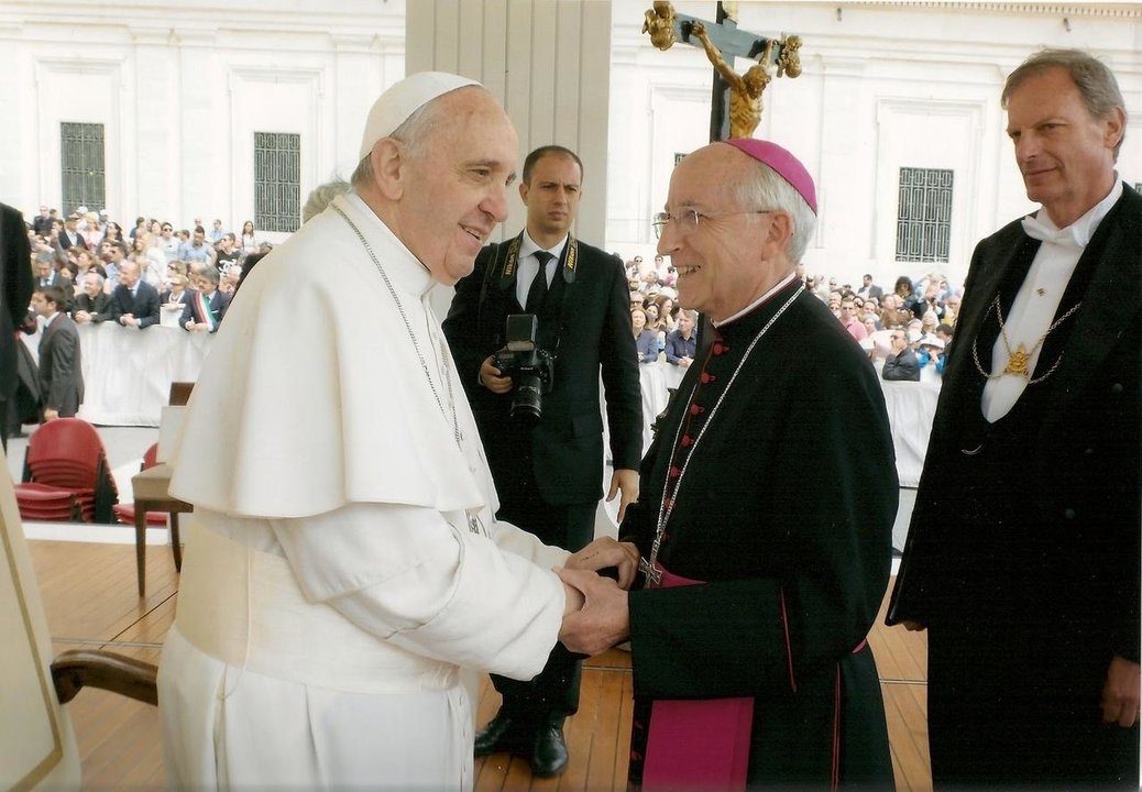 El Papa Francisco y Monseñor Jesús García Burillo en la Audiencia de mayo de 2013