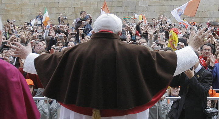 Benedicto XVI durante la ultima visita de un papa a Santiago de Compostela