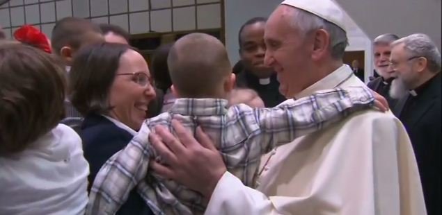 Papa Francisco saluda a familias en misión del Camino