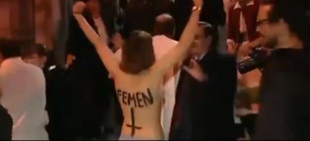 Activisita de Femen durante el asalto a Rouco Varela en Madrid