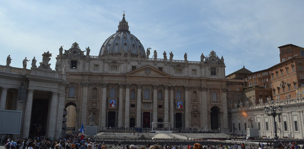 Los tapices de Juan XXIII y Juan Pablo II ya están instalados en la Basílica de San Pedro