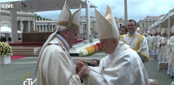 El Papa Francisco saluda al Papa emérito Benedicto XVI tras la celebración de la Santa Misa