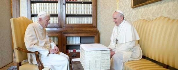  Benedicto XVI y Francisco 