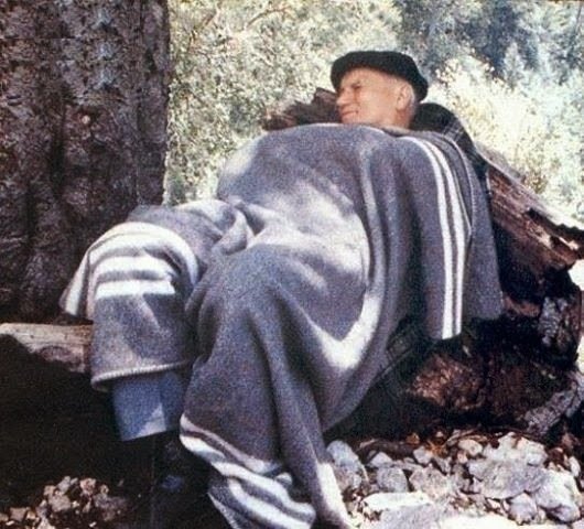 Juan Pablo II durmiendo la siesta en el campo