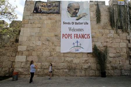 El cartel de bienvenida al Papa Franciso fuera de la Ciudad Vieja de Jerusalén