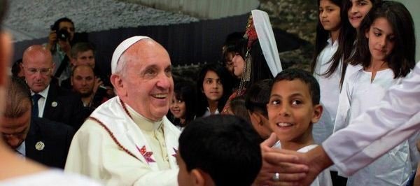 El papa Francisco saludando a niños 