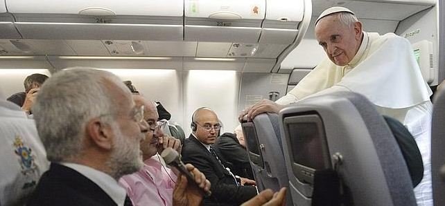 Francisco con los periodistas en el avión