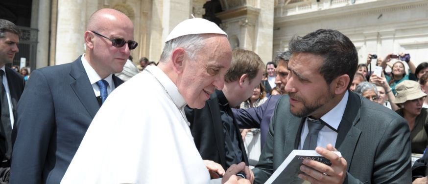 El papa Francisco y un miembro del equipo de 'Un Dios Prohibido'