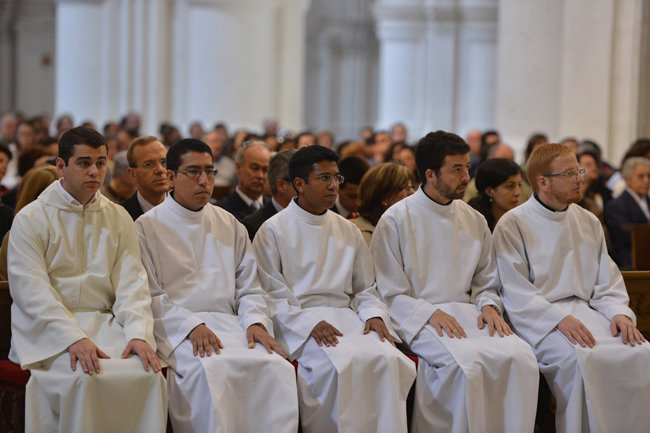 Un grupo de seminaristas asisten a una eucaristía.