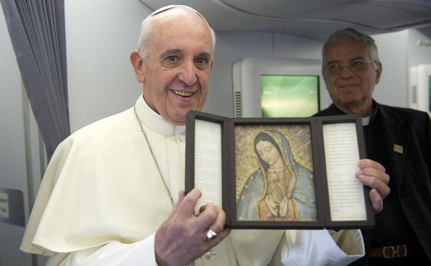 Francisco mostrando una imagen de la Virgen de Guadalupe. L'Osservatore Romano.