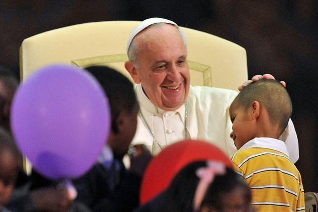 El Papa Francisco recibe a unos niños en audiencia. 