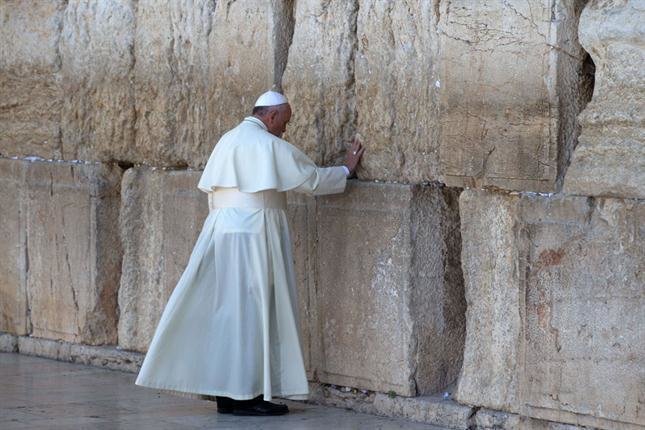 El Papa pide fin a la espiral de odio.