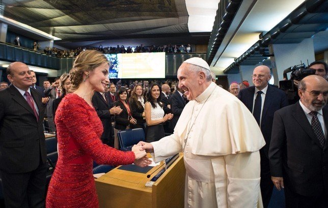 Francisco y la reina Letizia durante la conferencia sobre nutrición en Roma. 