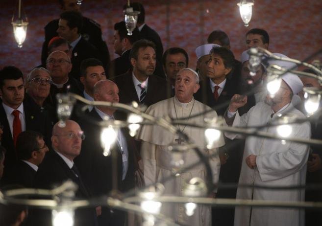 El Papa Francisco con el Mufti Rahmi Yaran en la Mezquita Azul de Estambul. 