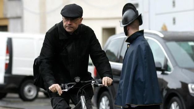 Cardenal Philippe Barbarin en su tradicional medio de transporte, la bicicleta. 