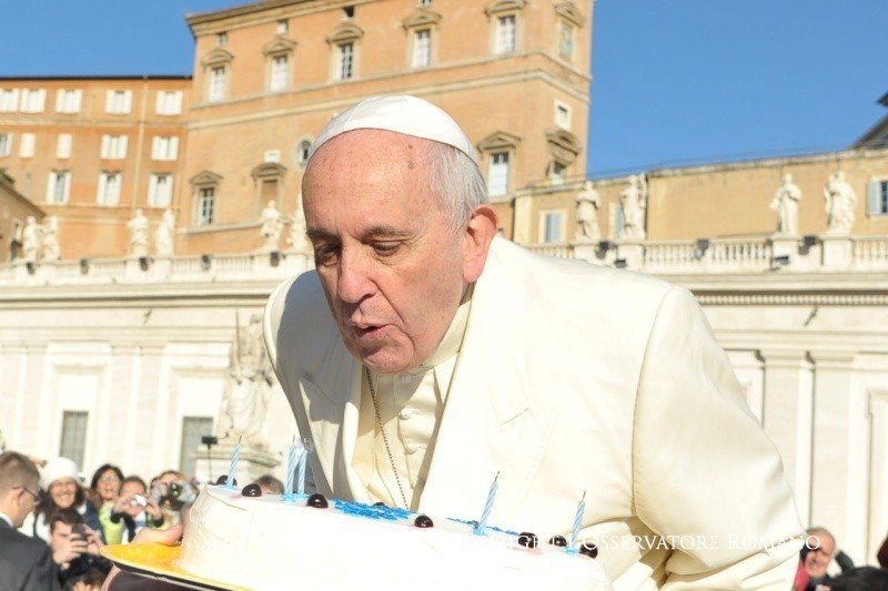 El Papa sopla las velas de su 78 cumpleaños.