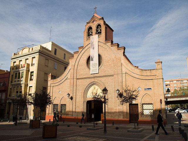 Fachada de la parroquia de San Ramón No Nato, situada en el madrileño barrio de Vallecas.