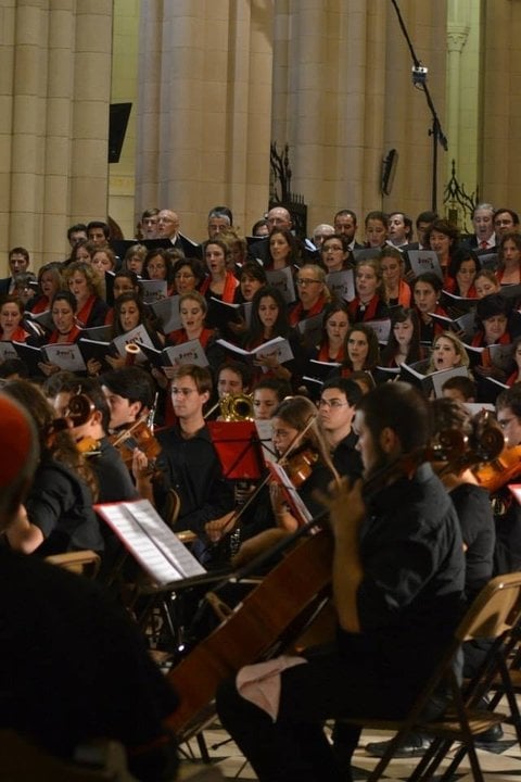 El Coro de la JMJ durante un recital en la Catedral de la Almudena.