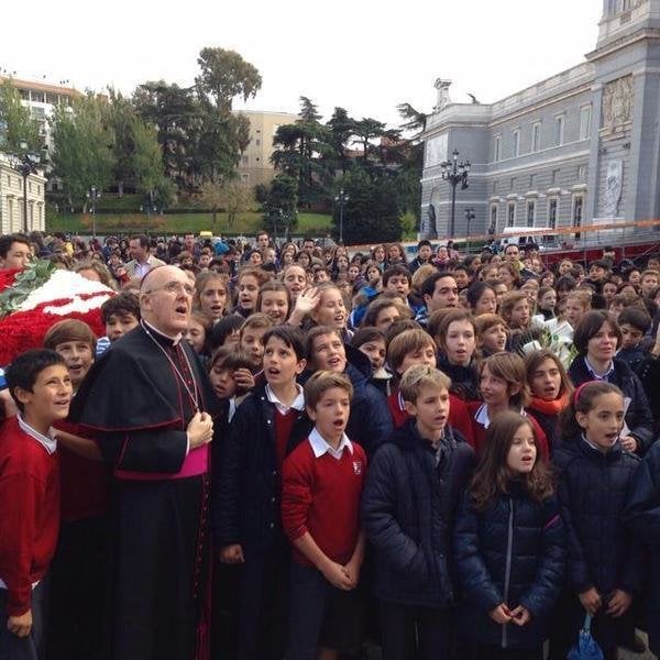 Carlos Osoro junto a un grupo de niños a las puertas de la Catedral de la Almudena. 