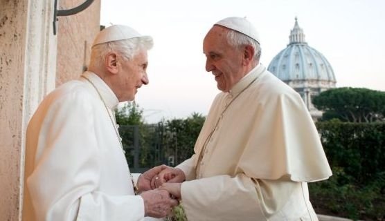 El Papa Francisco saluda al Papa Emérito. 