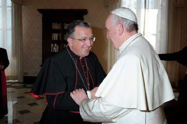 El obispo de Guadix saluda afectuosamente al Papa Francisco. 