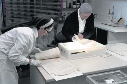 Monjas Benedictinas de Sarriá rehabilitando un ejemplar. 