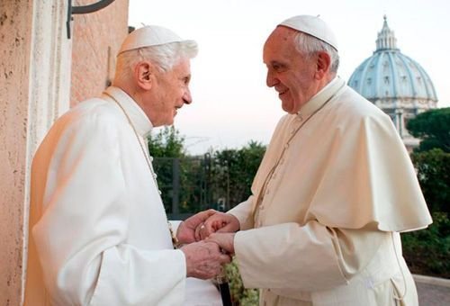 Saludo entre el papa Francisco y Benedicto XVI. 