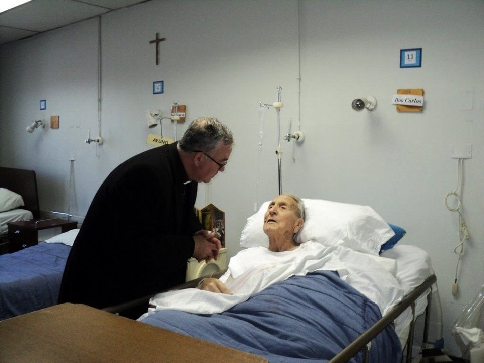El capellán de un hospital de Zamora atiende a una enferma.