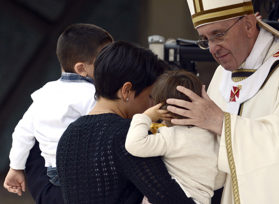 El Papa Francisco, con una madre con dos niños.