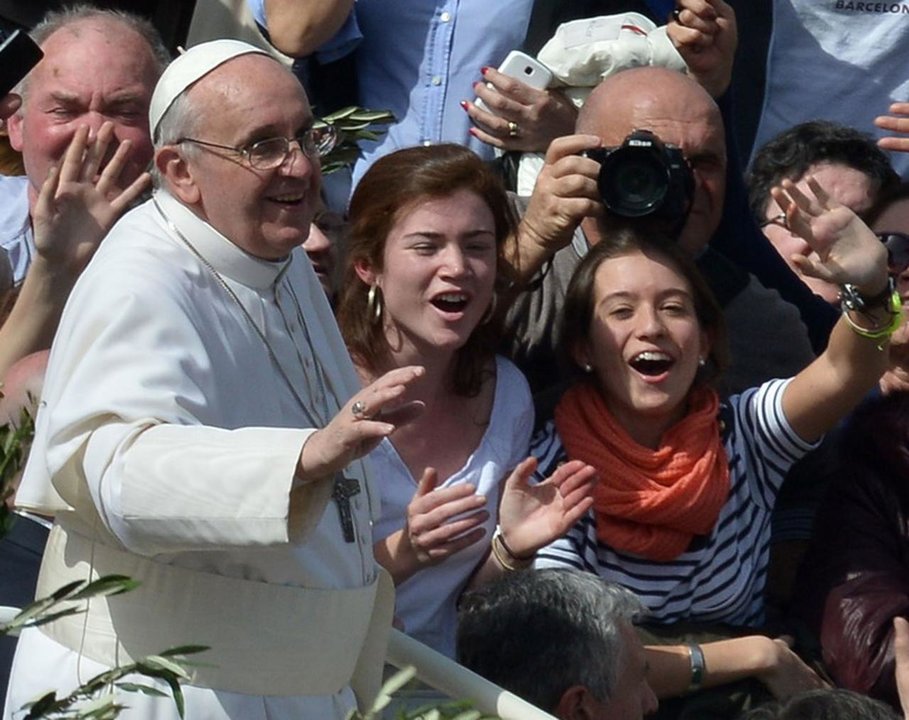 El Papa Francisco se hace una foto junto a varias mujeres.