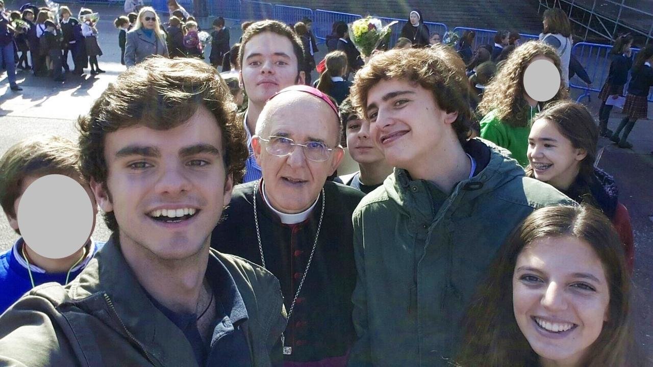 Selfie de jóvenes con el arzobispo Osoro.