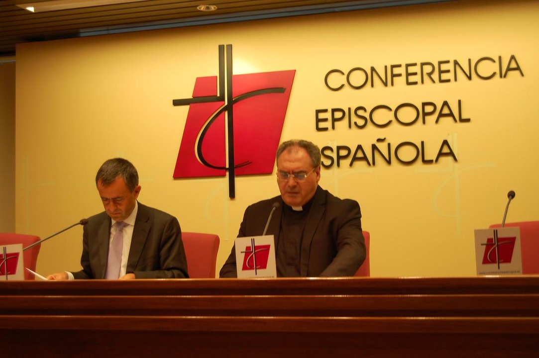 Fernando Giménez Barriocanal y el portavoz de la Conferencia Episcopal, Gil Tamayo.