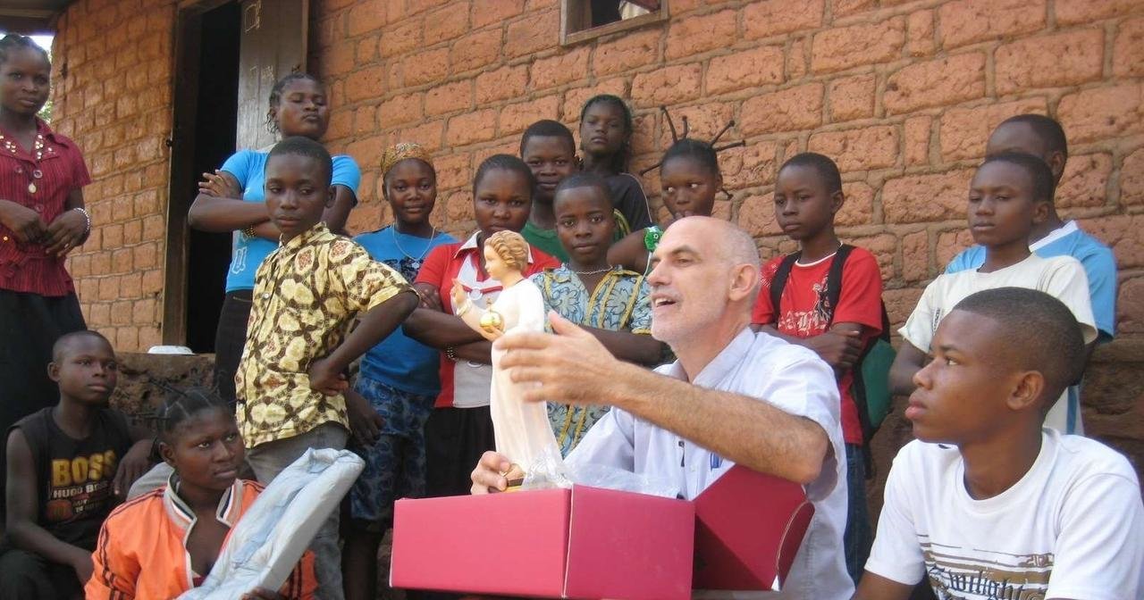 El padre Aurelio, con niños de Bangui.