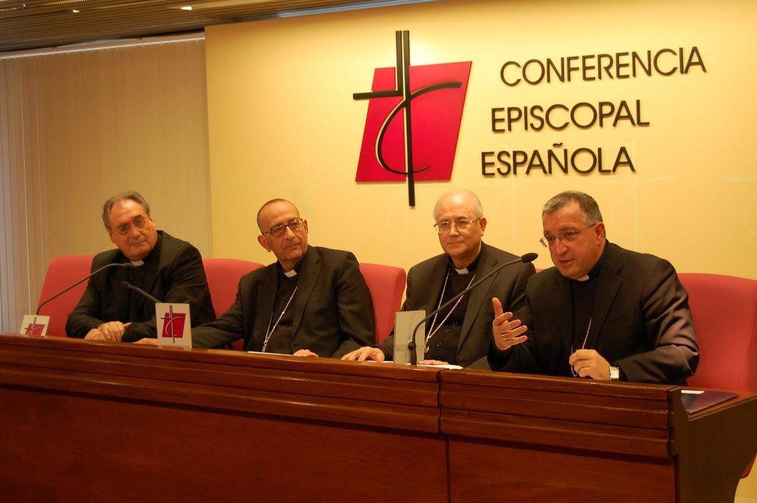 Juan José Omella, Adolfo González Montes y Ginés García Beltrán, además de José María Gil Tamayo.
