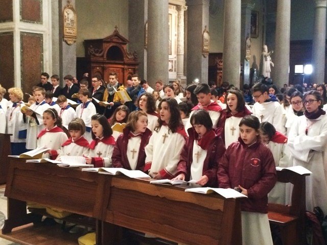 Encuentro en Roma de niños cantores de coro.