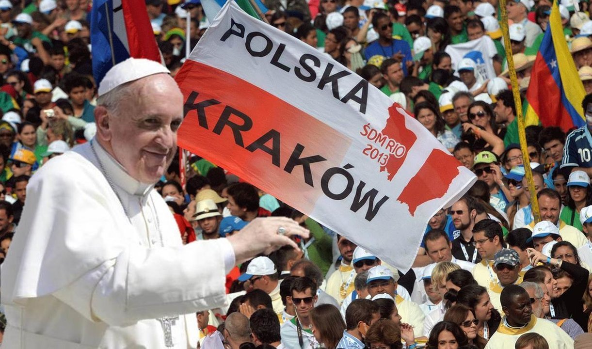 El Papa Francisco, ante una bandera de Polonia.