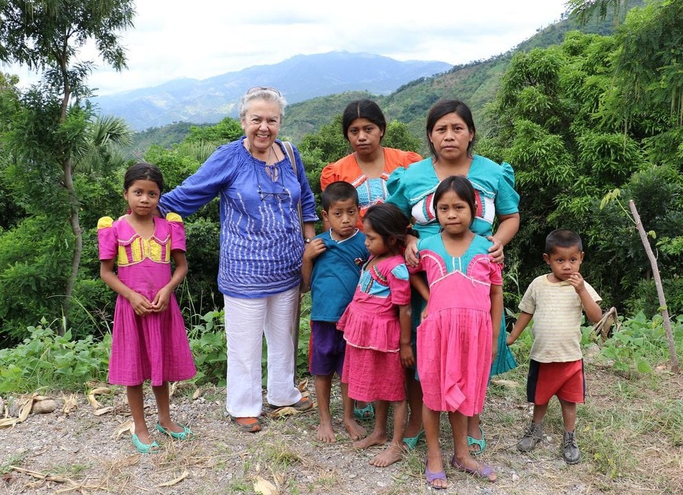 Soledad Suárez, presidenta de Manos Unidas, con un grupo de indígenas Chortí de Chiquimula (Guatemala). Foto: Marta Isabel González. 