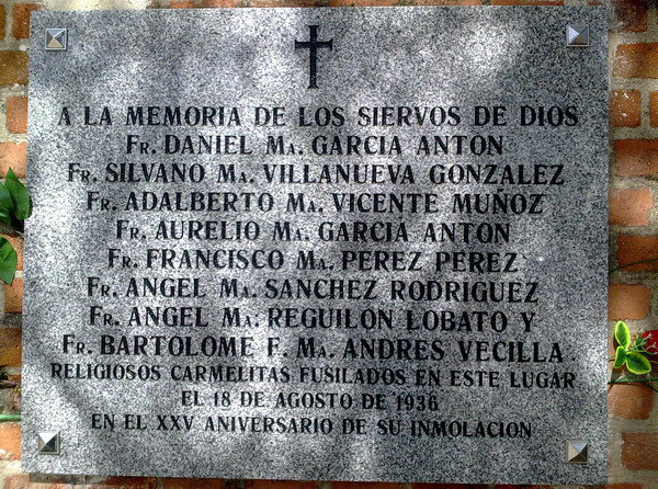 Placa de los ocho carmelitas asesinados, situado en el cementerio de Carabanchel. 