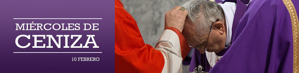 Francisco recibiendo la ceniza durante el año pasado. Imagen de la página de las noticias del Vaticano. 