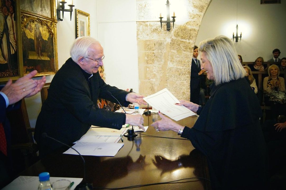 El cardenal Cañizares entregando uno de los premios. 