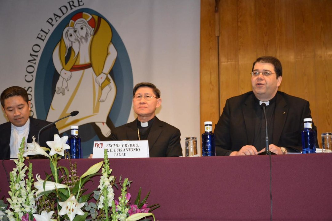 Luis Antonio Tagle junto a Carlos Martínez, claretiano y presidente del Instituto Teológico de Vida Religiosa. 