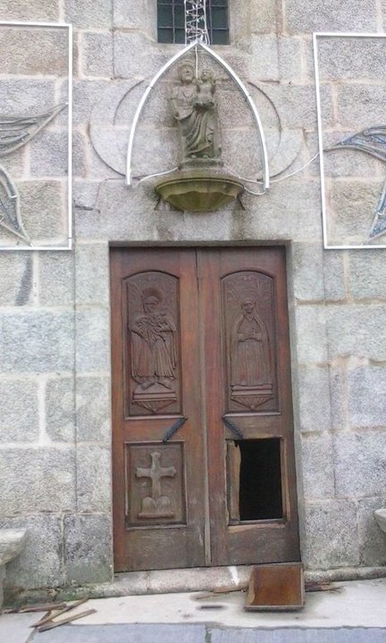 Foto de la puerta forzada de la capilla de San José de Prado (Morgadáns, Vigo). 