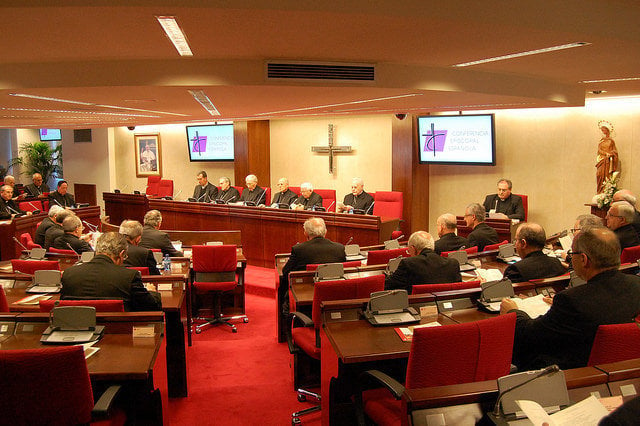 Obispos españoles reuniones en Asamblea Plenaria en la sede de la Conferencia Episcopal. 