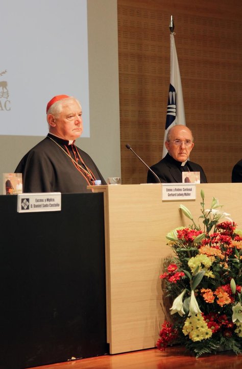 El cardenal Gerhard Müller con el arzobispo de Madrid, Carlos Osoro. 