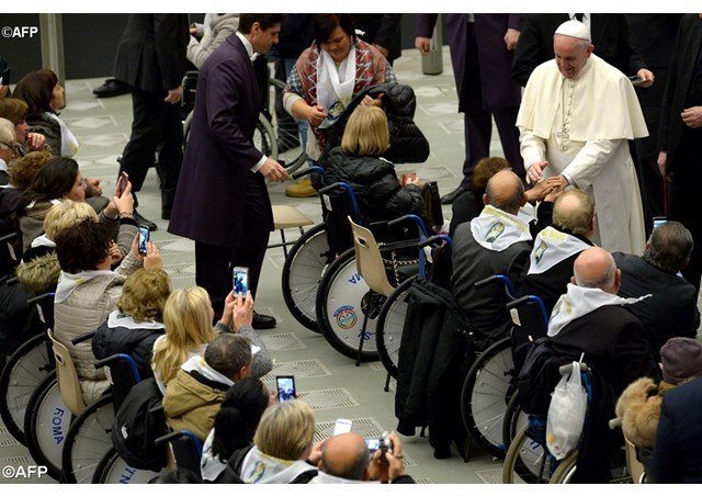 El Papa Francisco con personas en sillas de ruedas. Foto: radio vaticana. 