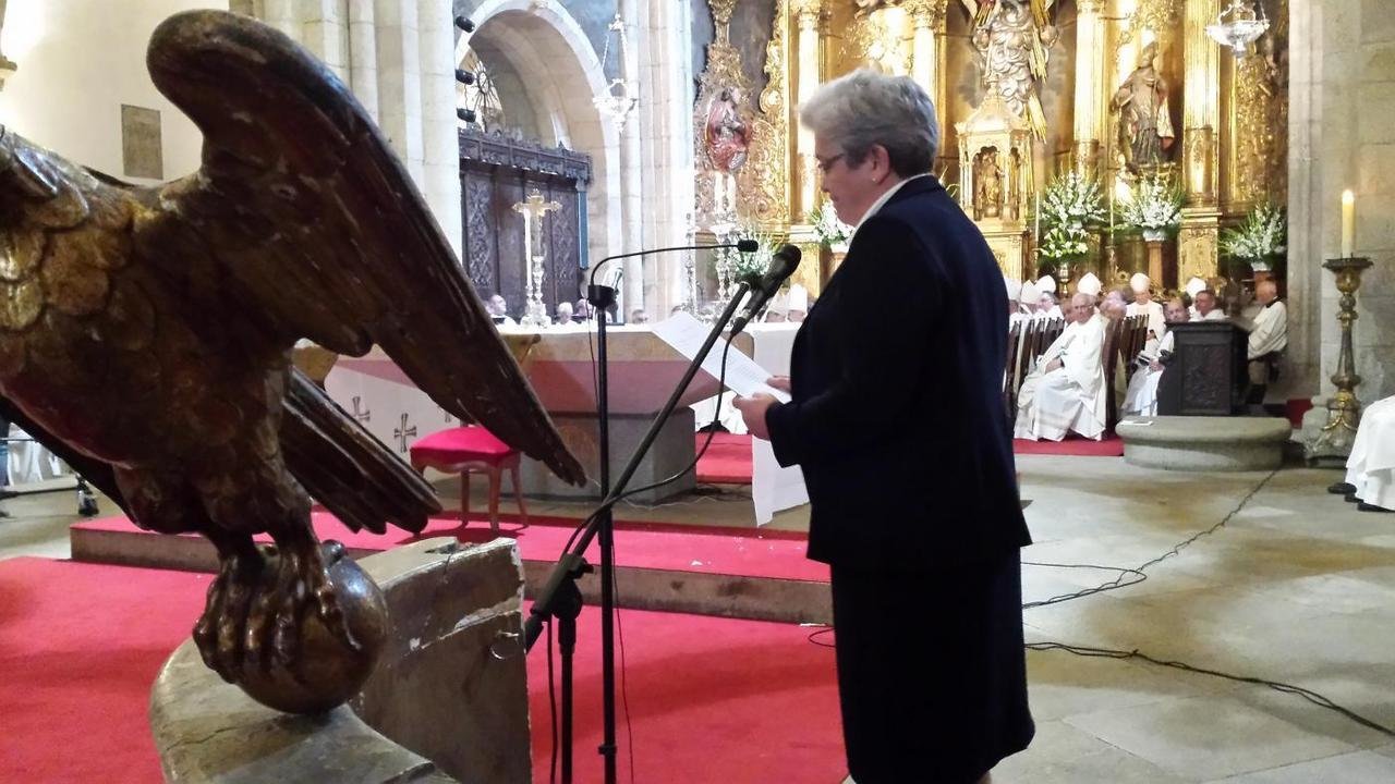 Mª Rosario Ríos, presidenta de CONFER, pronuncia su alocución en la catedral. 