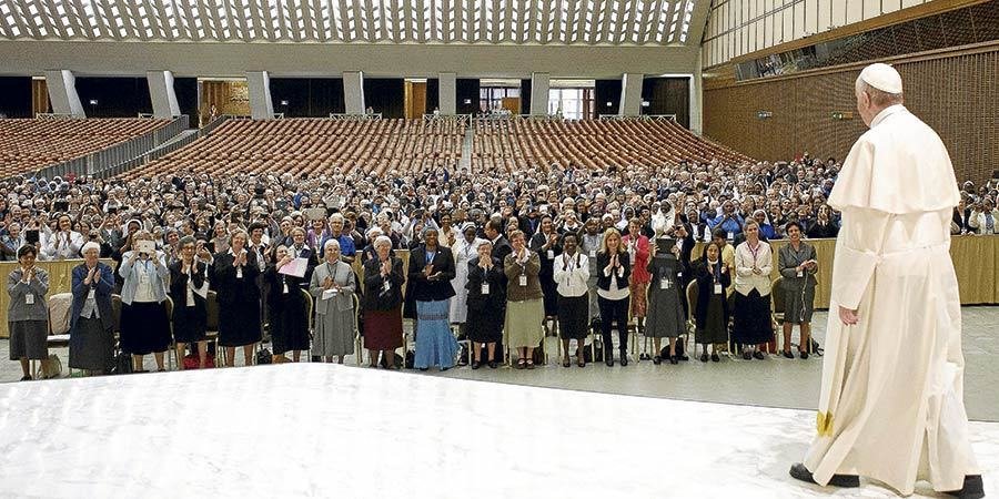 Francisco durante la audiencia concedida en el Aula Pablo VI del Vaticanom a 900 religiosas de la Unión Internacional de Superioras Generales. 